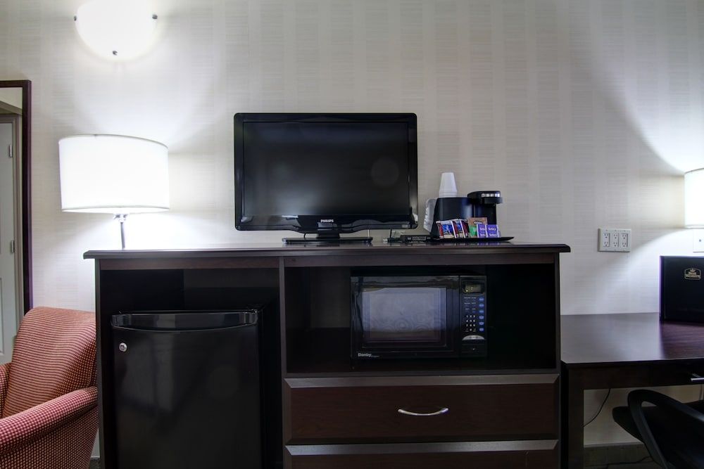 Best Western Plus Bowmanville Standard Room, 2 Queen Beds, Non Smoking, Microwave 9