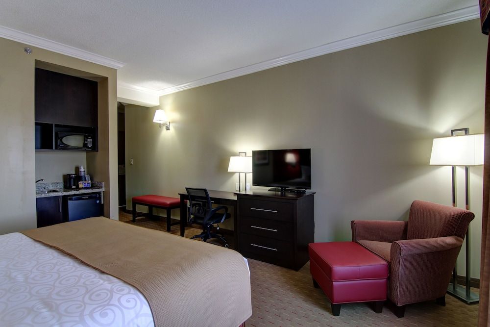 Best Western Plus Bowmanville Standard Room, 1 King Bed, Non Smoking, Microwave 6