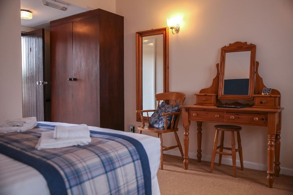 The Greyhound Inn & Hotel Standard Double or Twin Room, 2 Twin Beds, Accessible, Garden View 4