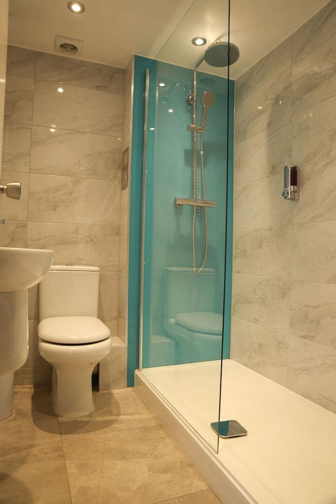 The Greyhound Inn & Hotel Family Double Room, Multiple Beds, Garden View 4