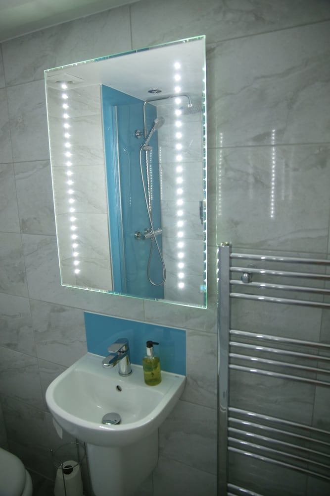 The Greyhound Inn & Hotel Family Double Room, Multiple Beds, Garden View 2