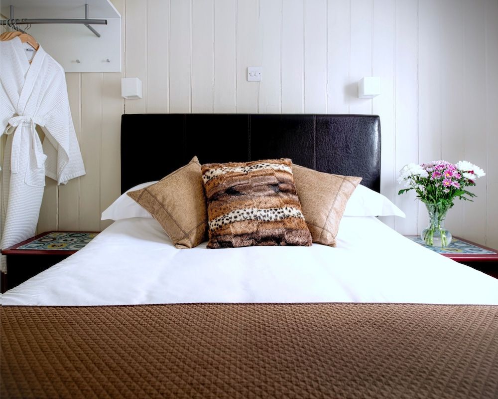 Ammonite Lodge Guest House Double Room, Private Bathroom (External)