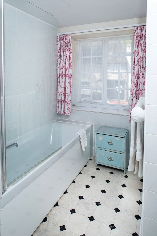 Ammonite Lodge Guest House Double Room, Ensuite 4