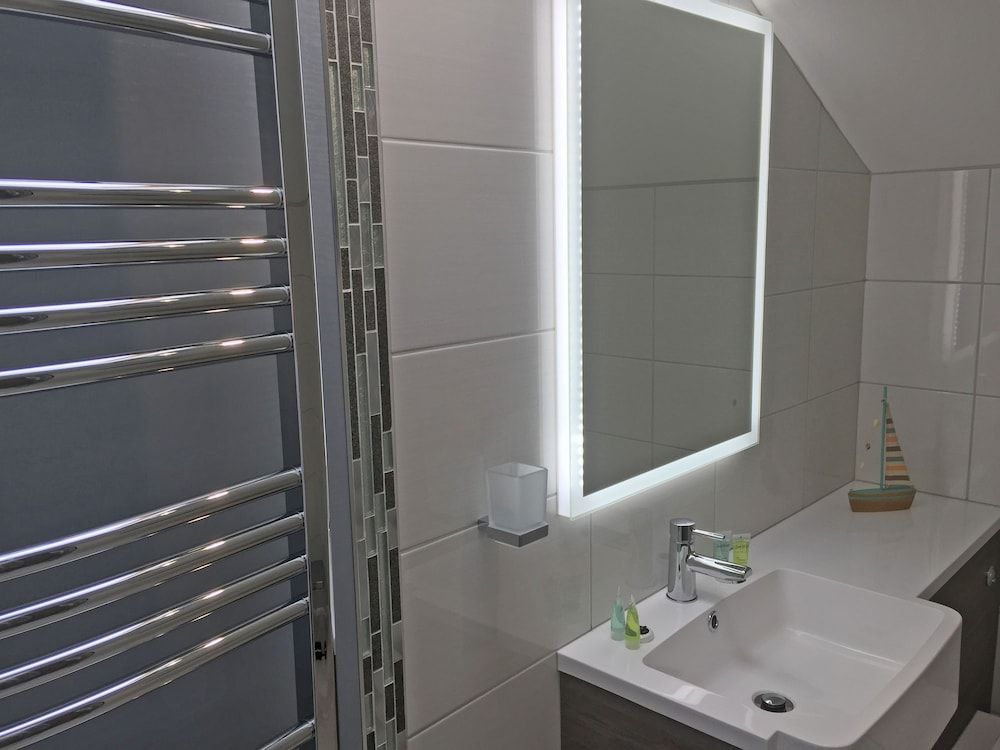 The Waterfront Inn Deluxe Double Room, 1 King Bed 9