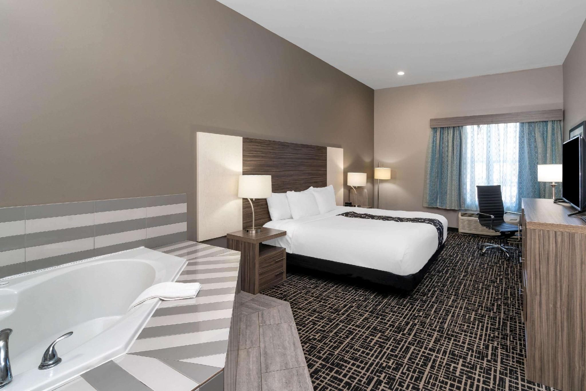 1 King Bed, Hot tub, Non-smoking