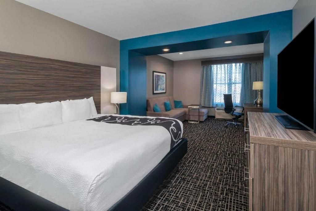 1 King Bed, Deluxe Room, Non-Smoking