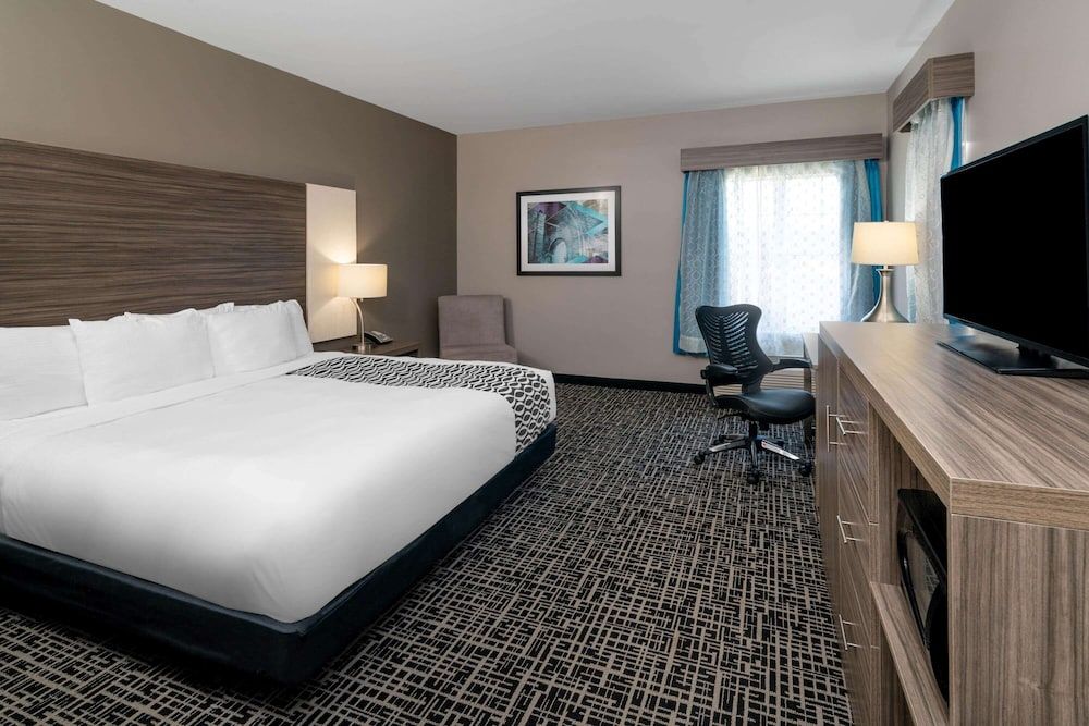 La Quinta Inn & Suites by Wyndham Forsyth Room, 1 King Bed, Non Smoking, Hot Tub