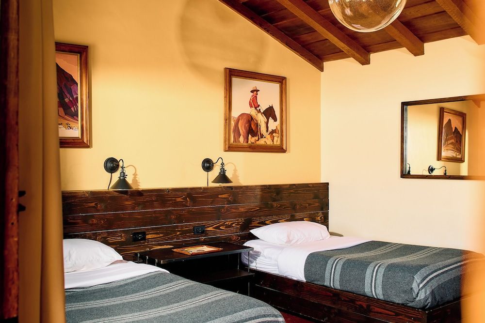 Pioneertown Motel Room, 2 Twin Beds, Mountain View