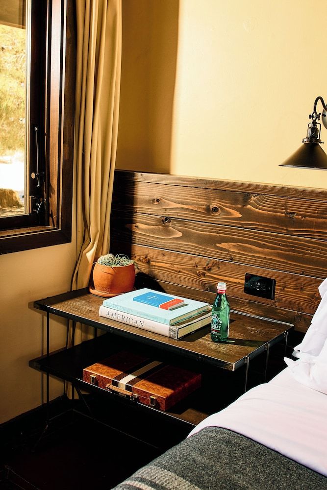 Pioneertown Motel Room, 2 Twin Beds, Mountain View 8