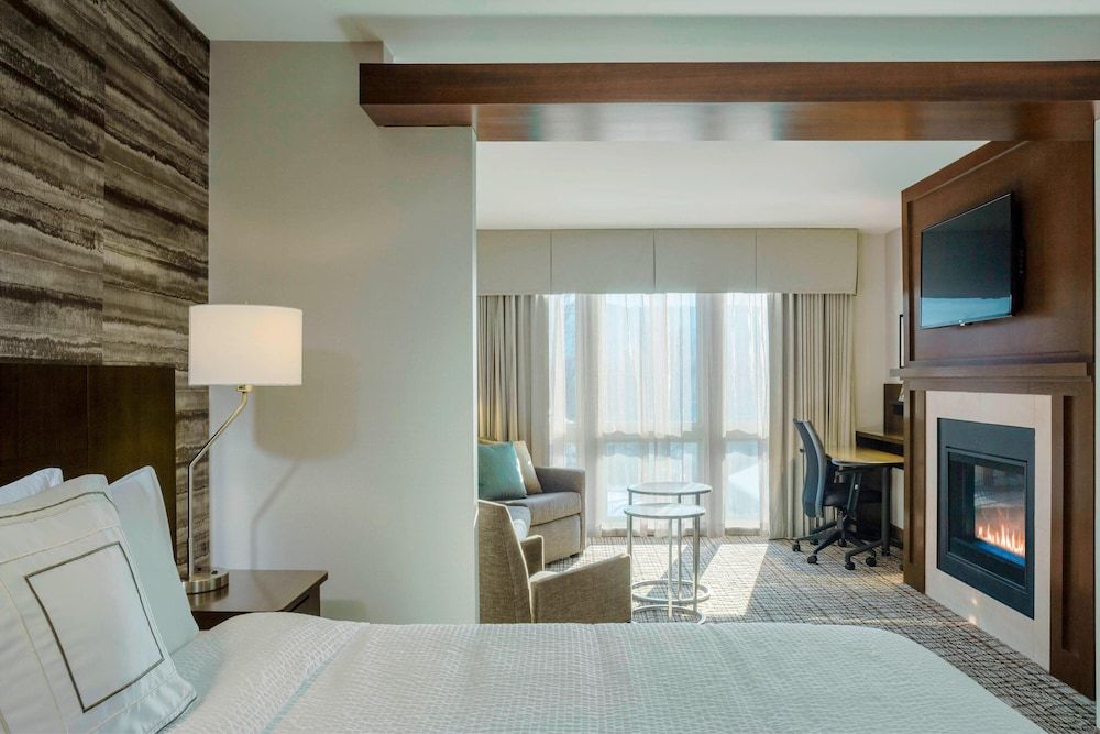 Studio, 1 King Bed with Sofa bed (Hearing Accessible)