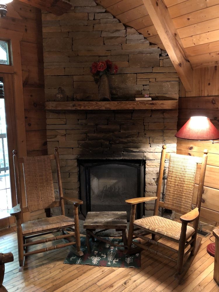 Sweetbriar Romantic Cabin (Pet Friendly)