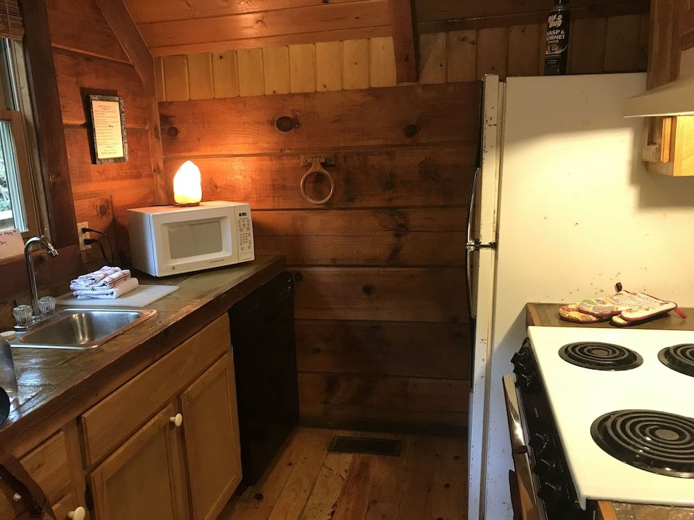 Teaberry Romantic Cabin (Pet Friendly)