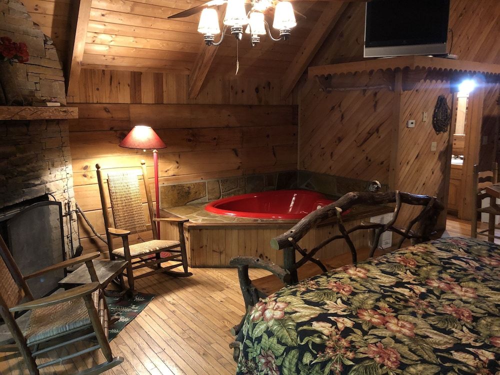 Sweetbriar Romantic Cabin (Pet Friendly)