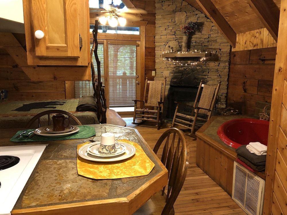 Foxglove Romantic Cabin (Pet Friendly)