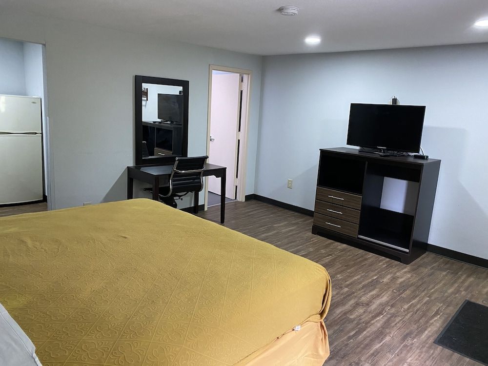 Hillside Motel Business Room, 1 King Bed 5