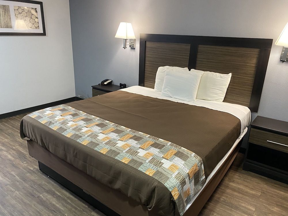 Hillside Motel Business Room, 1 King Bed 4