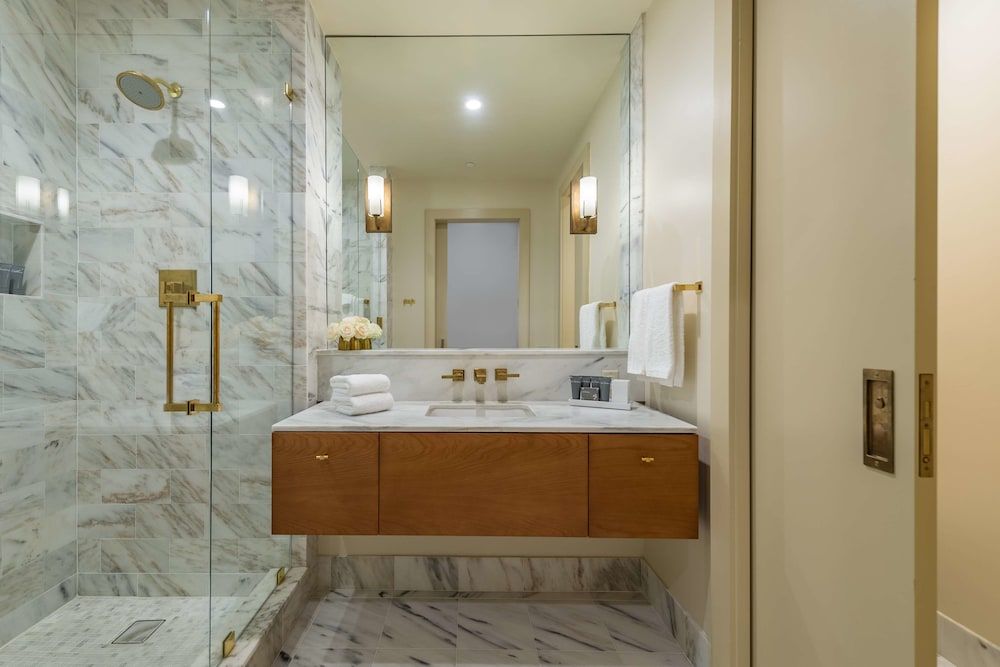 The Dewberry Charleston Signature King 6