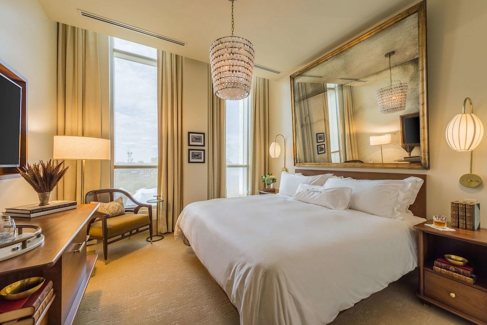 The Dewberry Charleston Signature King 4