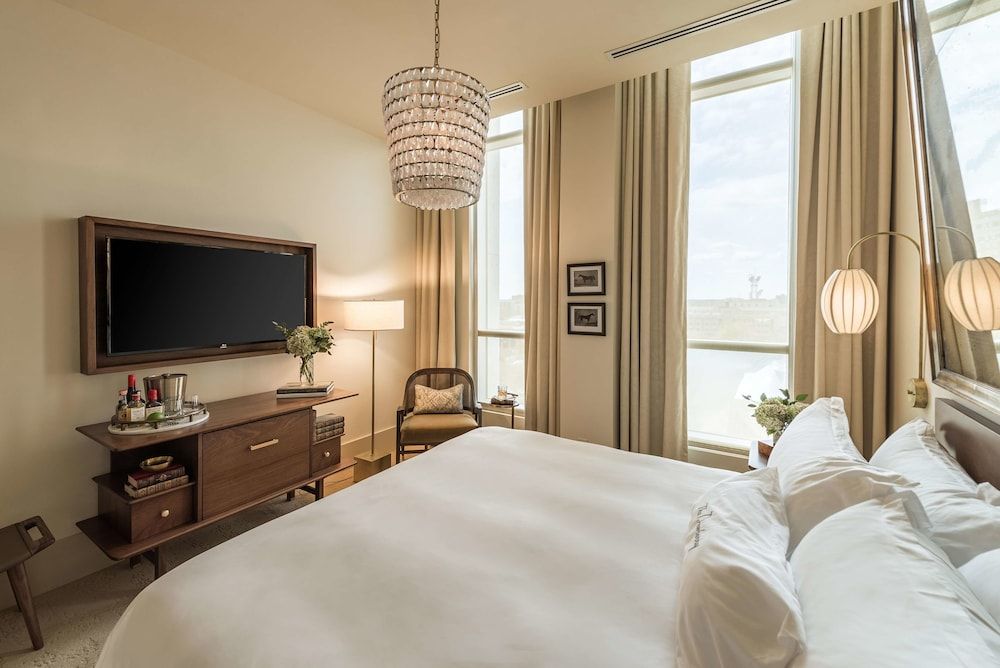 The Dewberry Charleston Signature King 3