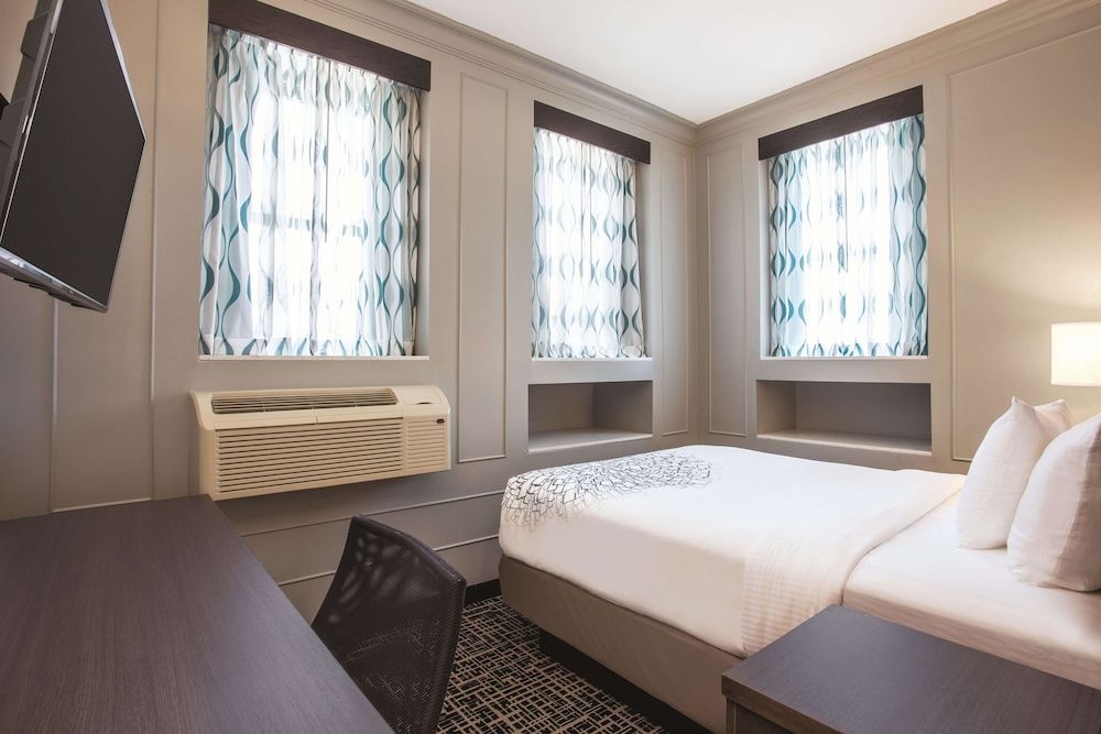 Room, 1 Queen Bed, Non Smoking, City View