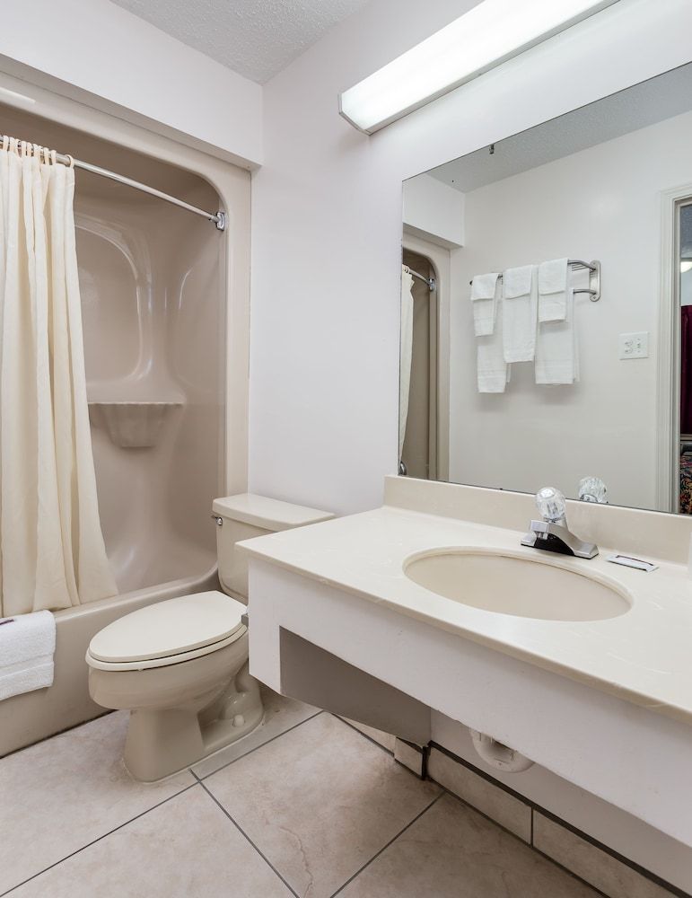 Contempra Inn Superior Room, 1 Queen Bed, Non Smoking, Refrigerator & Microwave 9