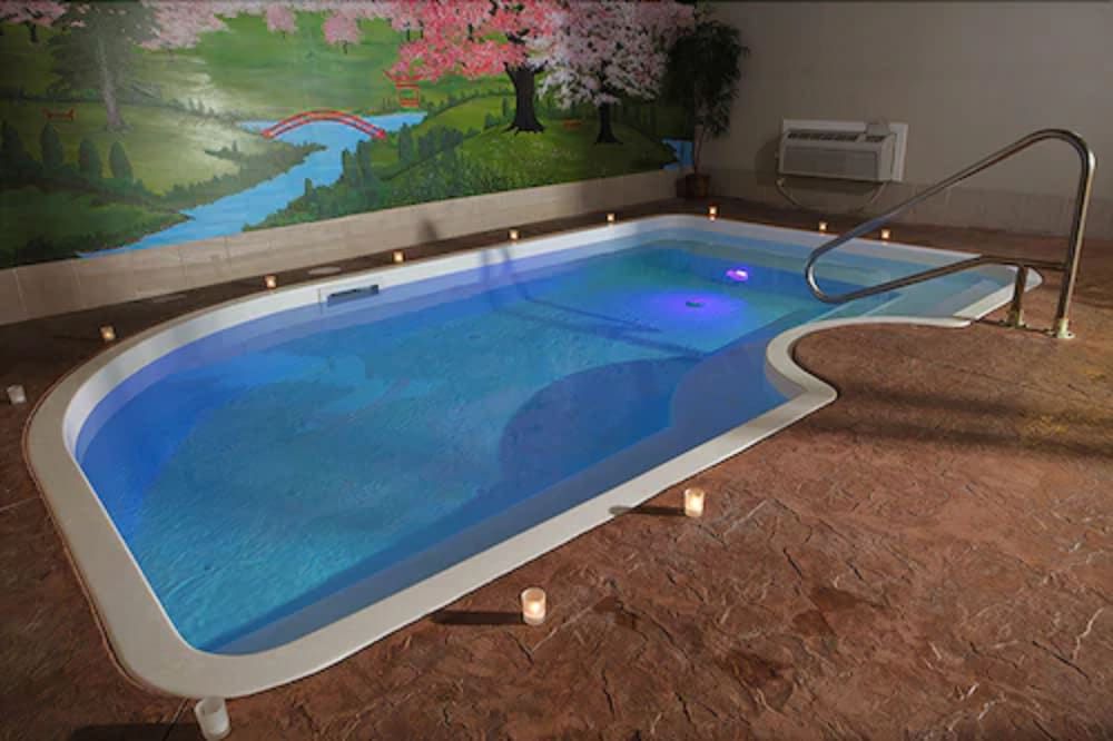 Presidential Pool Suite