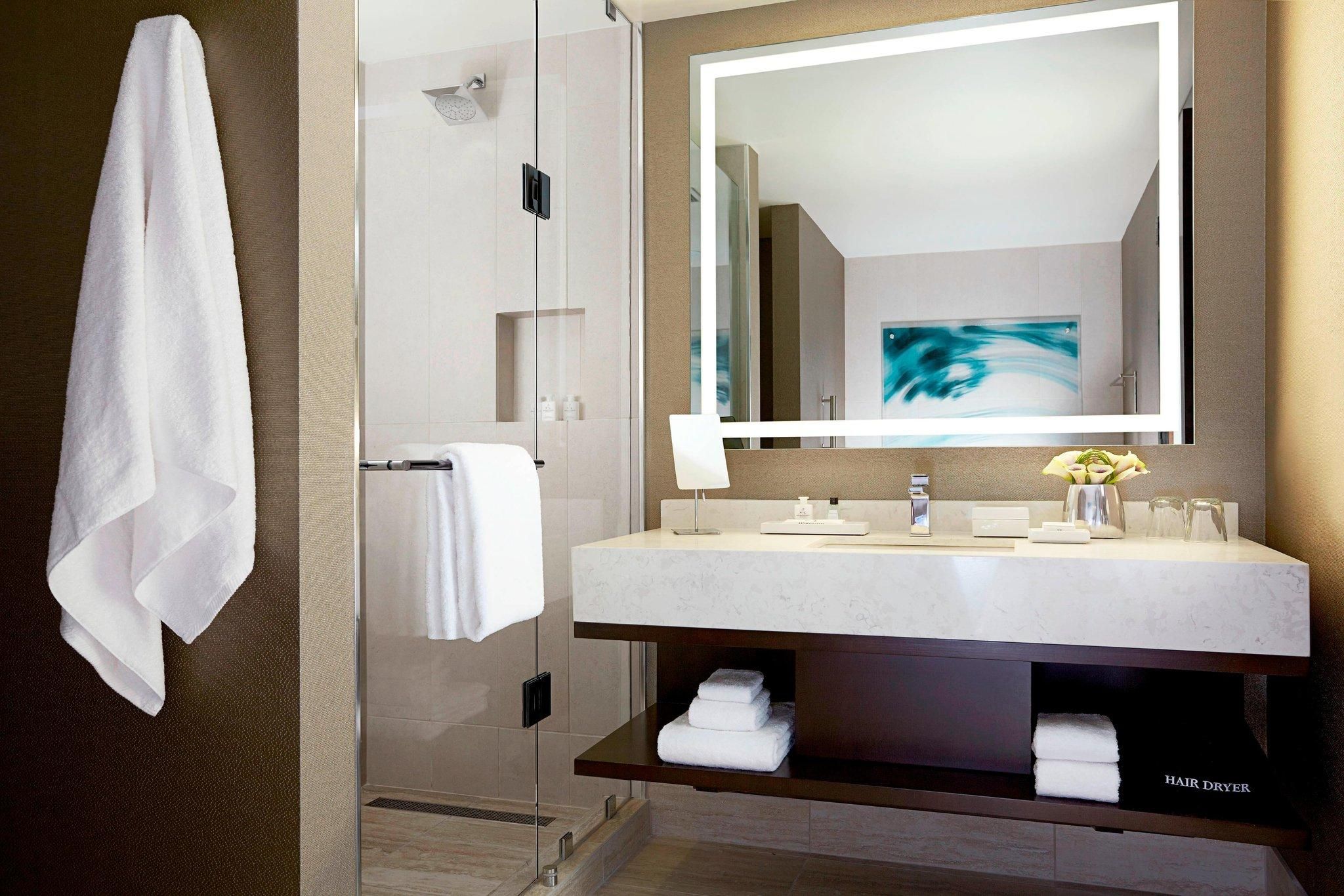 Guest room, 1 King, High floor