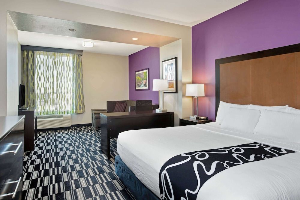Deluxe Room, 1 King Bed, Non Smoking, City View