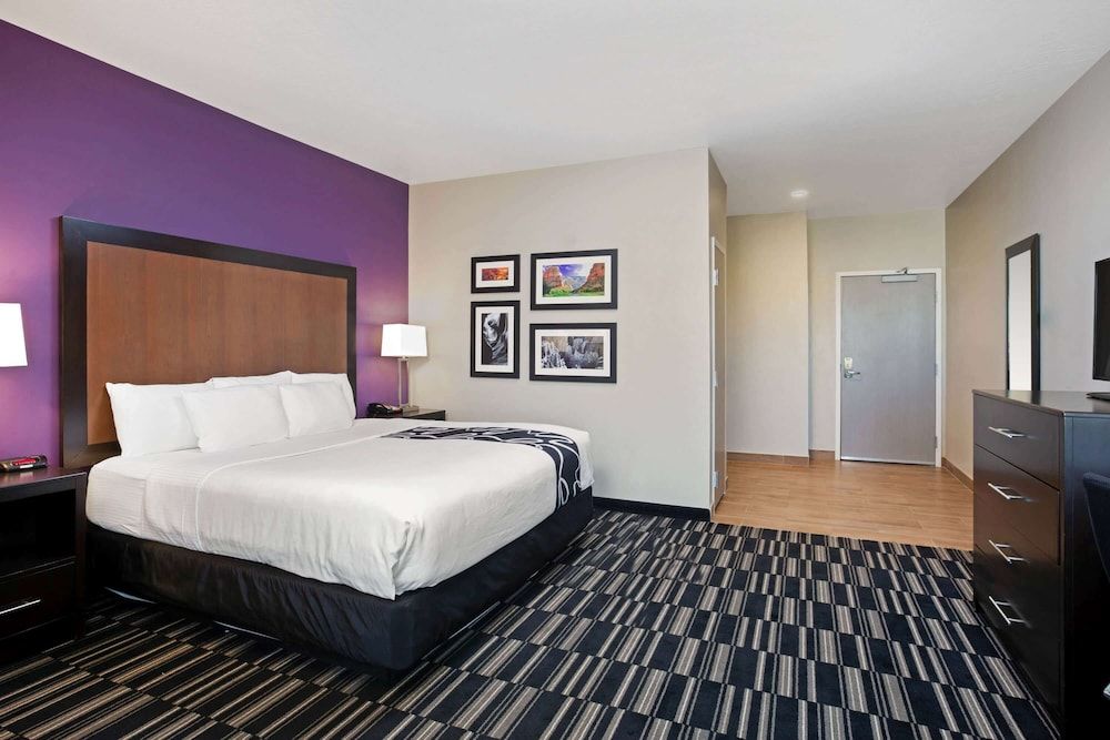 Room, 1 King Bed, Accessible, Mountain View (Mobility/Hearing Impaired Accessible)