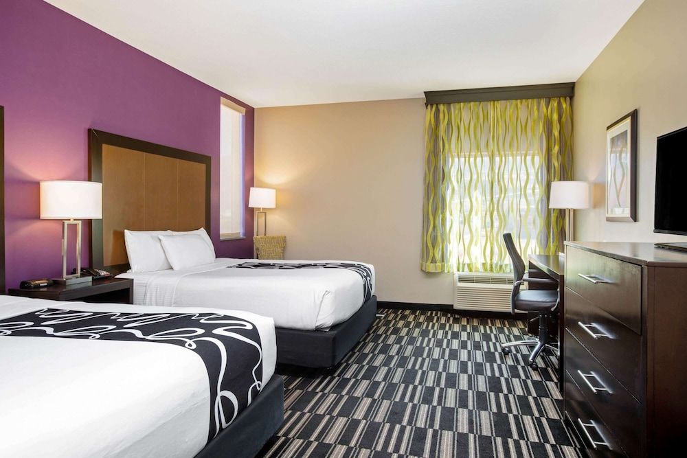 Room, 2 Queen Beds, Non Smoking, Mountain View