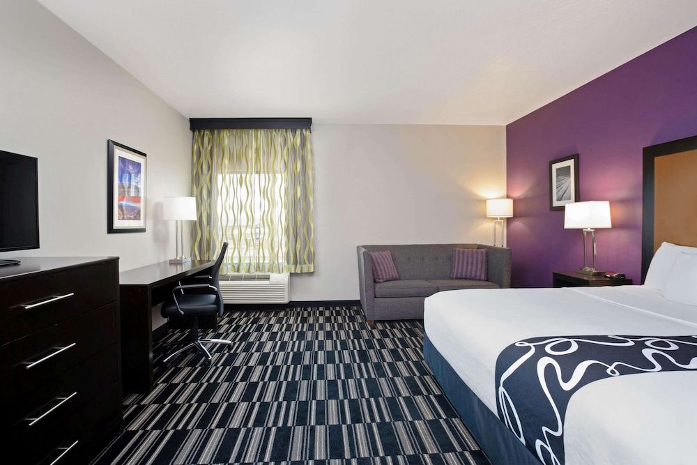 Deluxe Room, 1 King Bed, Accessible, Non Smoking (Mobility/Hearing Impaired Accessible)