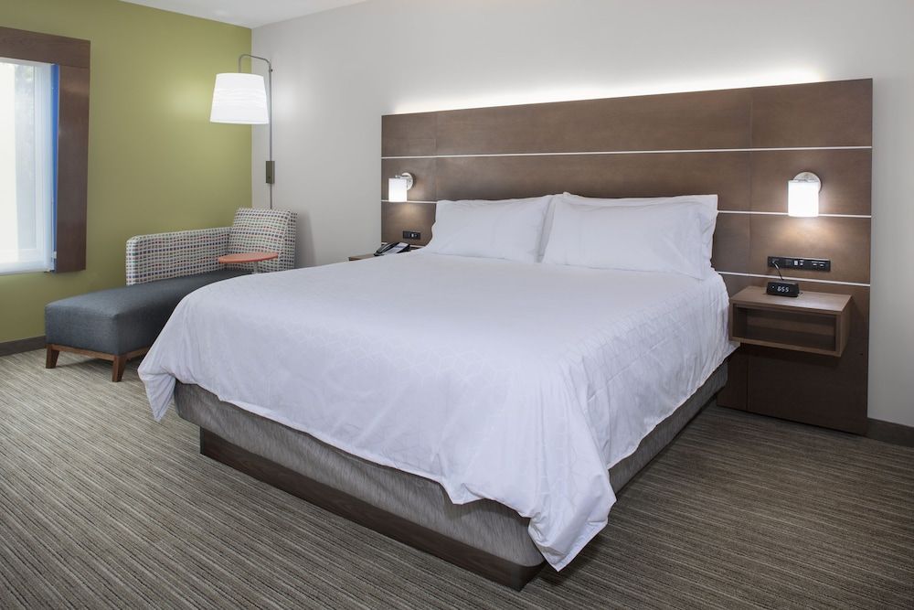 Standard Room, 1 King Bed, Mobility Accessible (Transfer Shower)