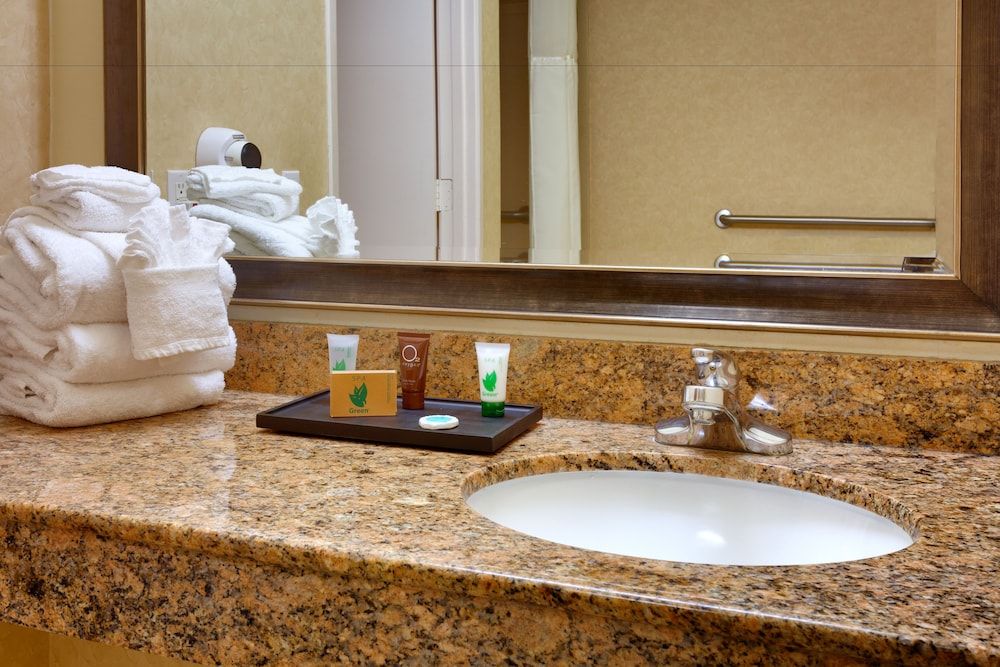 Cortona Inn & Suites Anaheim Resort Deluxe Double Room, 2 Queen Beds 3