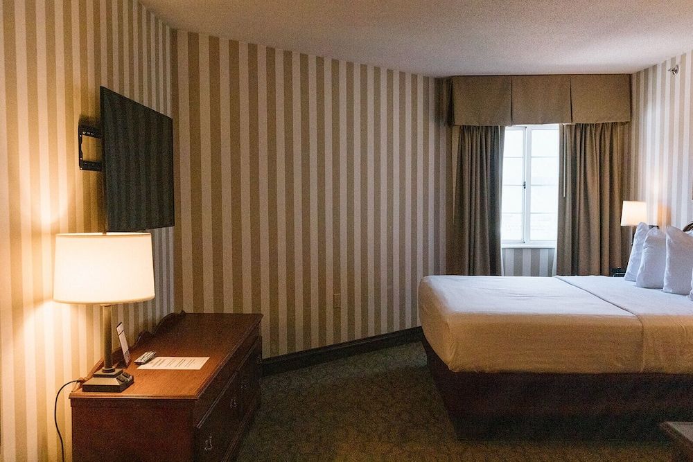 Bayshore Resort Suite- Bay View – 1 King 4