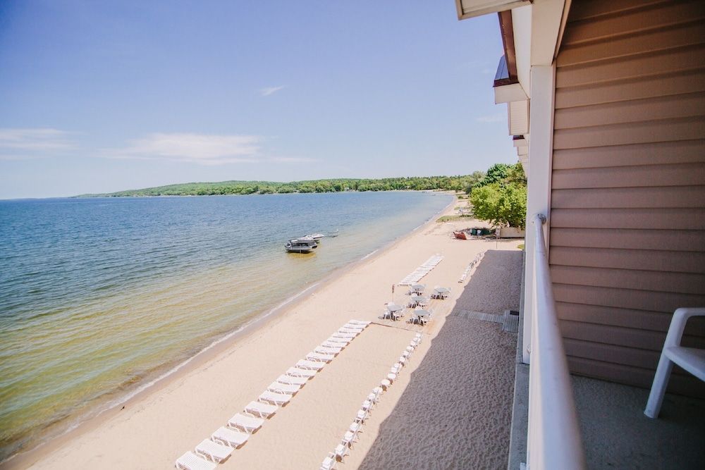 Bayshore Resort Bayfront Room – Balcony or Patio - 2 Queen Beds 5