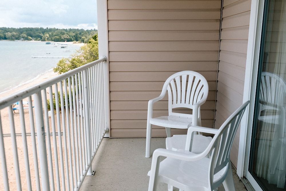 Bayshore Resort Bayfront Room – Balcony or Patio - 2 Queen Beds 4