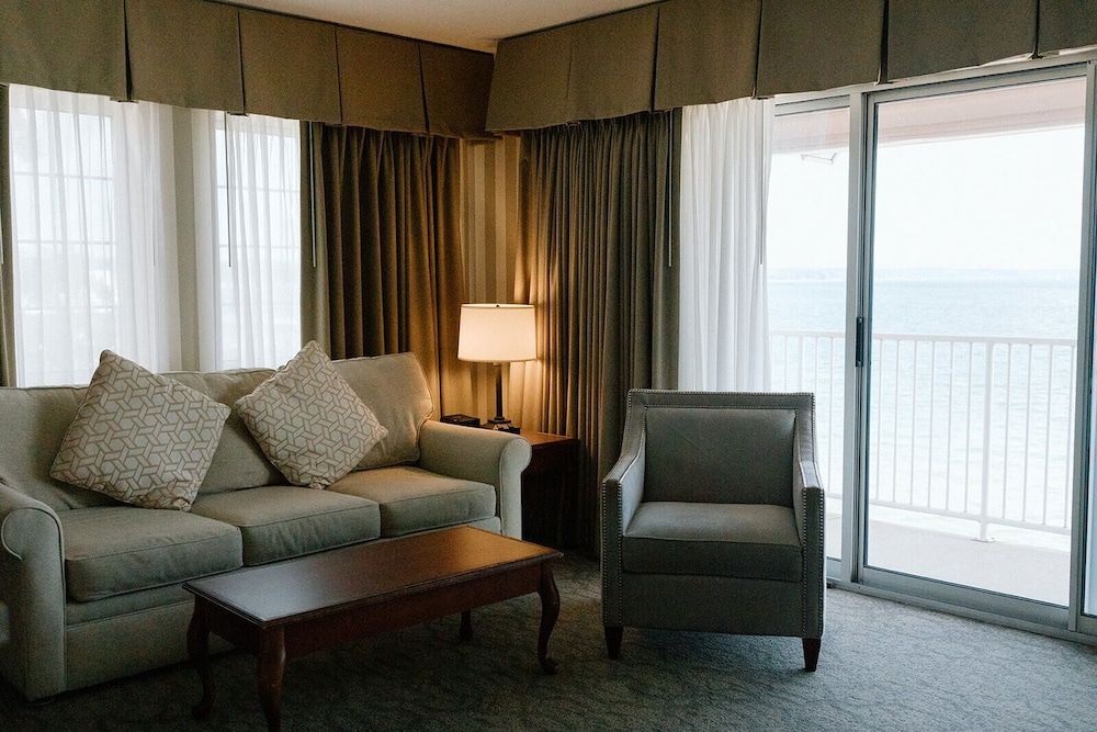 Bayshore Resort Suite- Bay View – 1 King 9