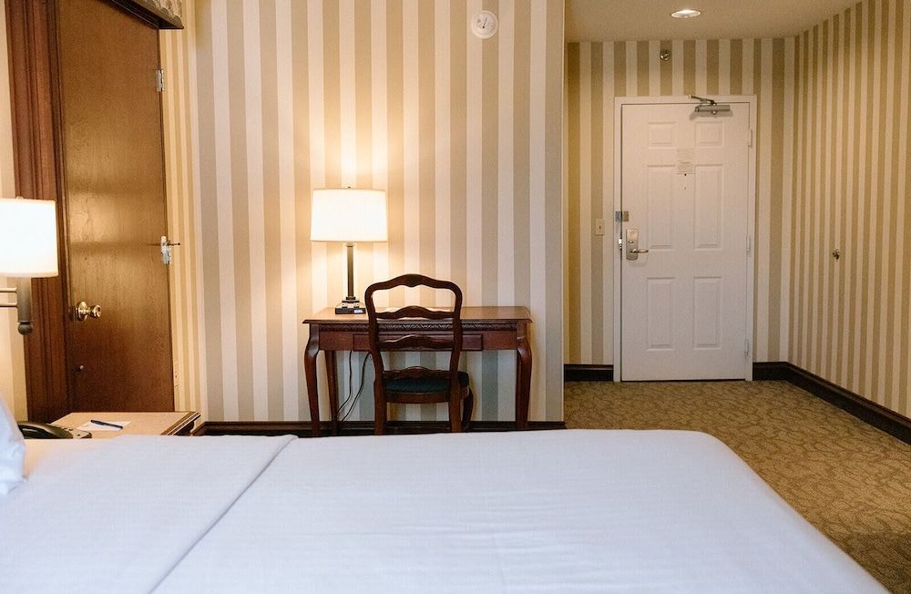 Bayshore Resort Suite- Bay View – 1 King 11