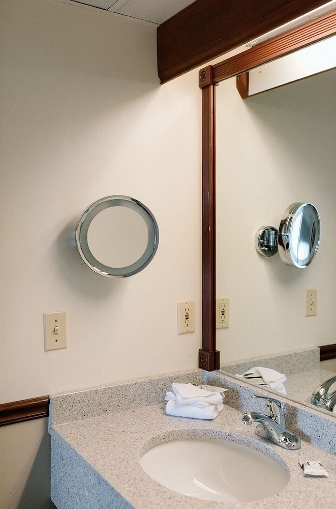 Bayshore Resort Suite- Bay View – 1 King 7