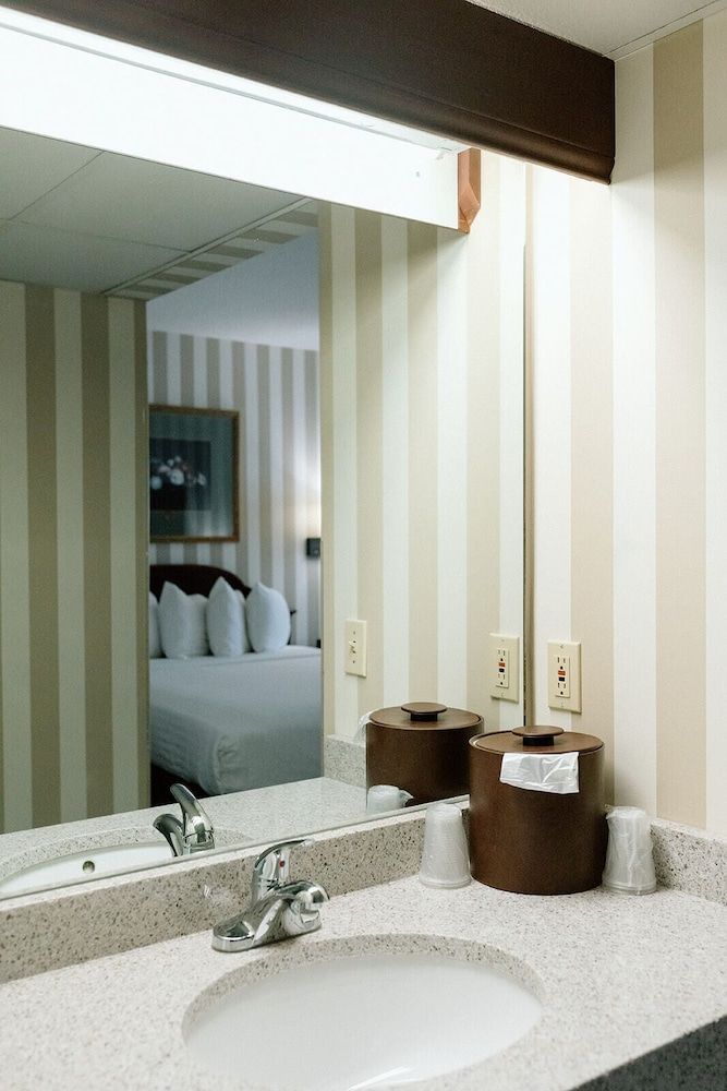 Bayshore Resort Suite- Bay View – 1 King 8