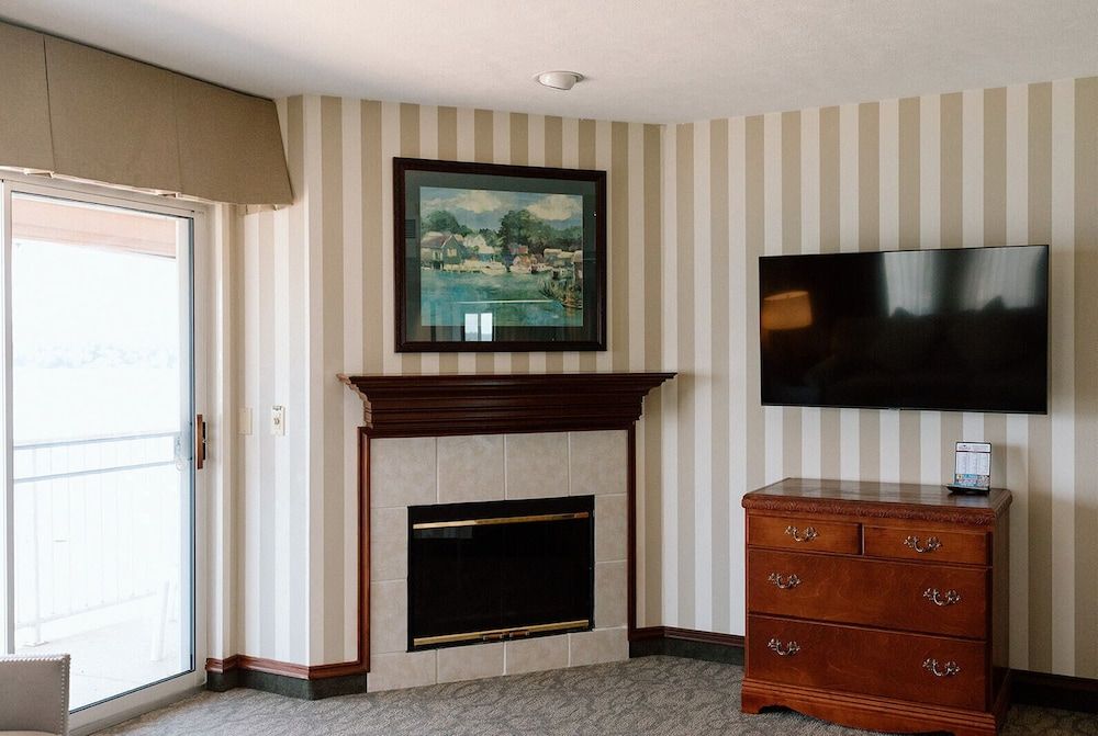 Bayshore Resort Suite- Bay View – 1 King 12