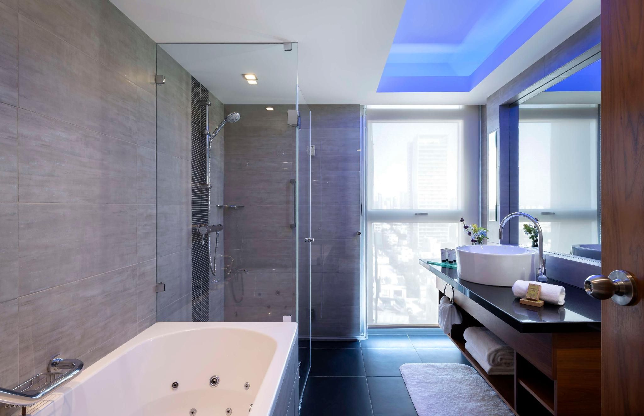 KING STUDIO CITY EXECUTIVE ROOM WITH SEA VIEW