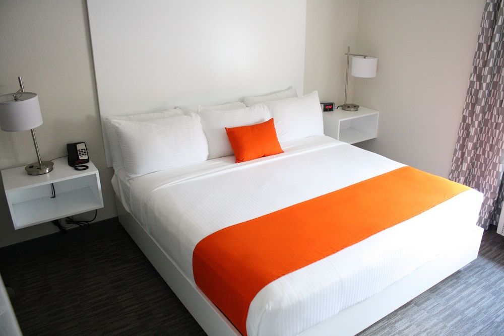 Schoenbrunn Inn Suite, 1 King Bed, Non Smoking