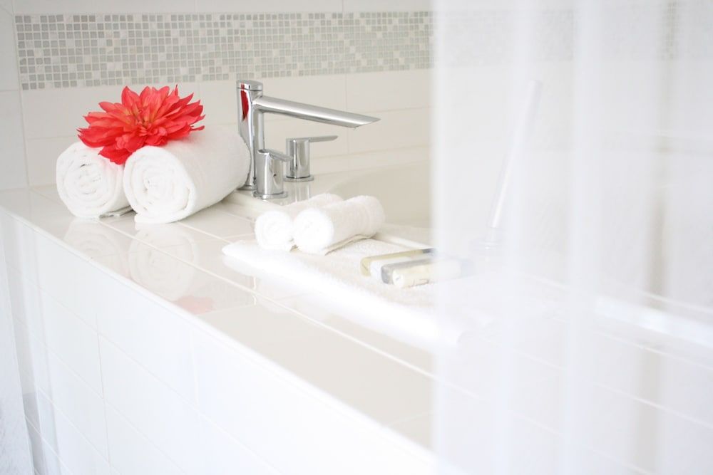 Schoenbrunn Inn Suite, 1 King Bed, Non Smoking 3