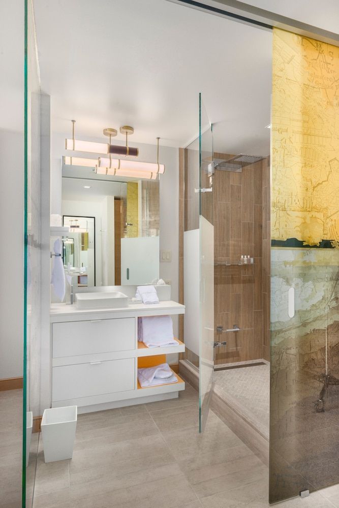 The Envoy Hotel, Autograph Collection Classic Room, 1 King Bed (View) 6