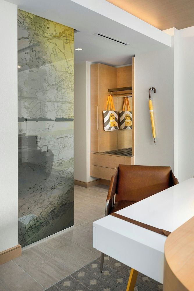 The Envoy Hotel, Autograph Collection Classic Room, 1 King Bed (View) 5