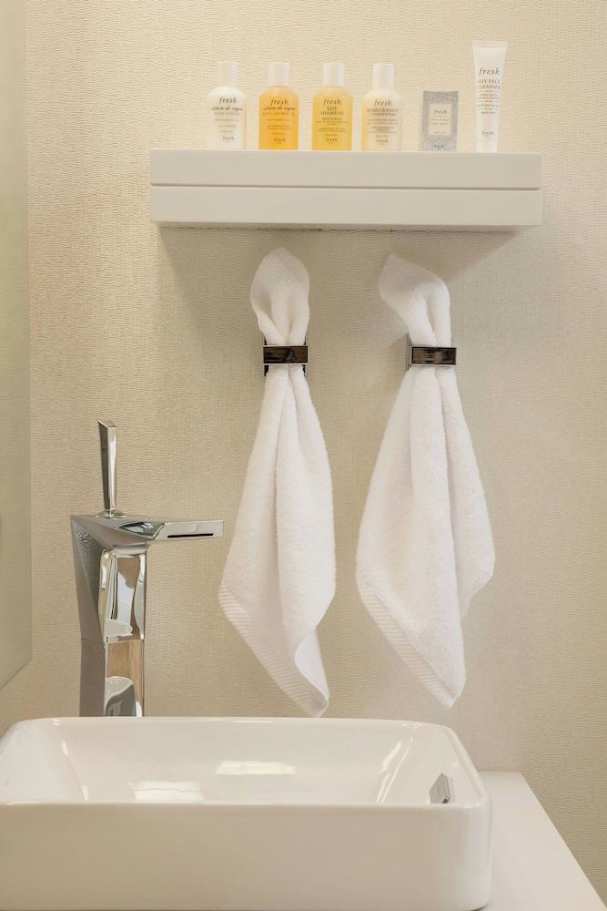 The Envoy Hotel, Autograph Collection Classic Room, 1 King Bed (View) 8