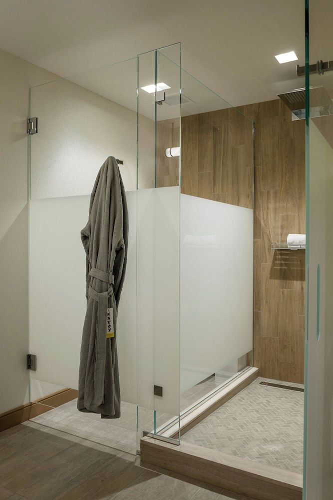 The Envoy Hotel, Autograph Collection Classic Room, 1 King Bed (View) 10