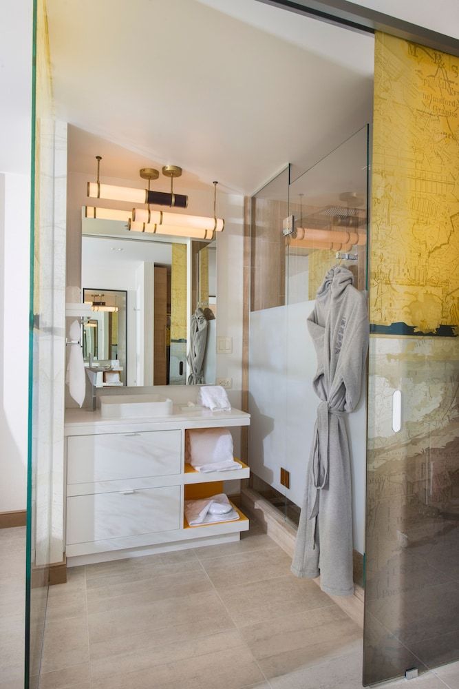 The Envoy Hotel, Autograph Collection Classic Room, 1 King Bed (View) 7