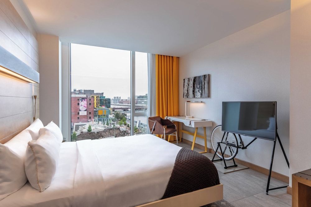 The Envoy Hotel, Autograph Collection Classic Room, 1 King Bed (View) 2